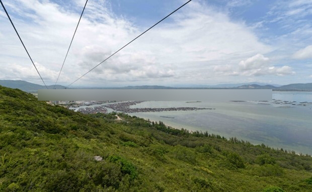 在跨海索道上俯拍南湾猴岛