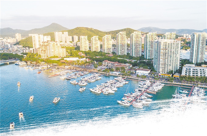 游艇旅游正快速成为海南旅游消费的新增长点。图为热闹的三亚鸿洲游艇码头。